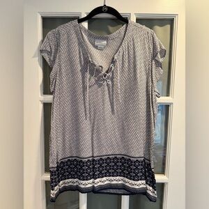 Liz Claiborne short sleeve patterned blue and white blouse L